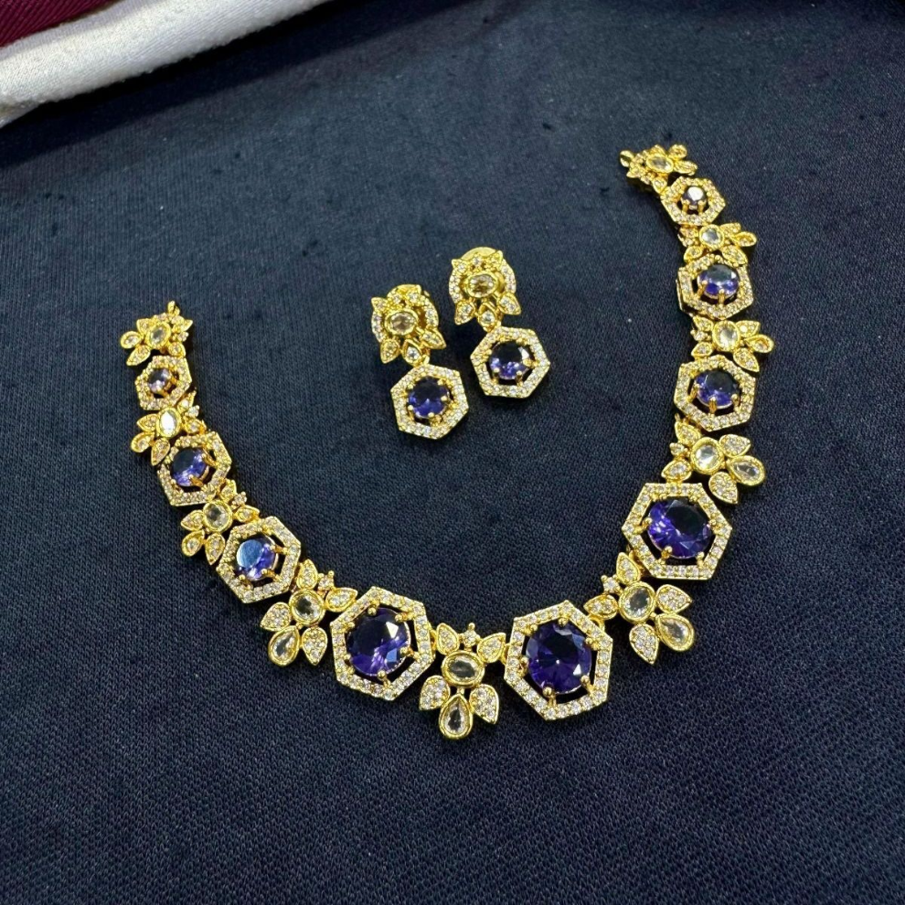 Royal Style Necklace Set with Detailed Stonework